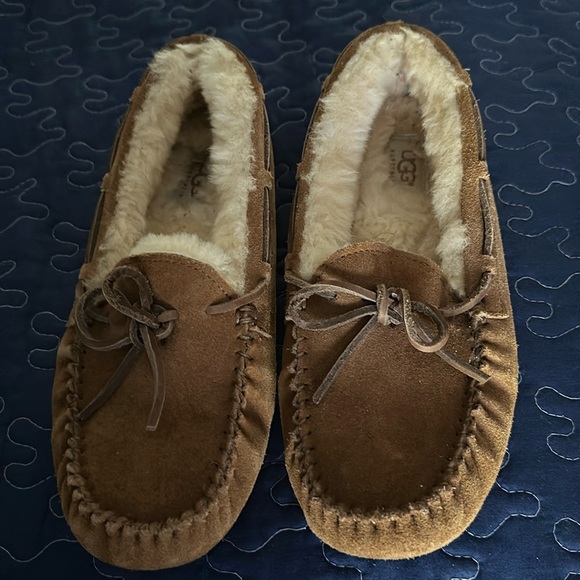 Ugg slippers size 6 - Picture 1 of 8